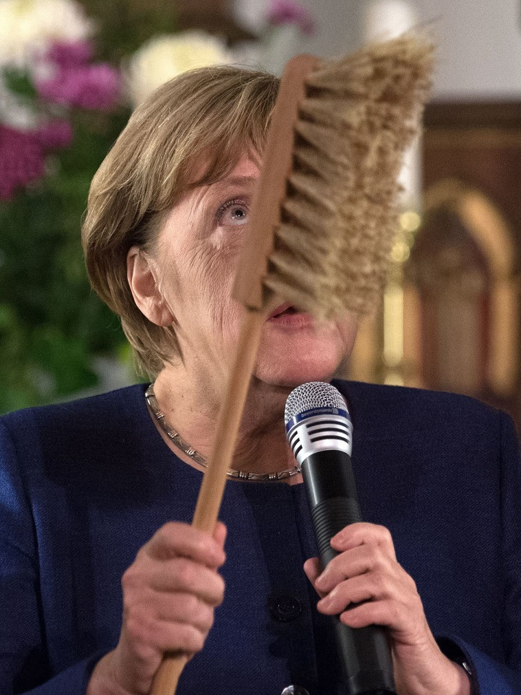 Ngày 8 tháng 11 năm 2017, Thủ tướng Đức Angela Merkel đã tham dự và đăng đàn phát biểu tại buổi Lễ diễn thuyết truyền thống hàng năm của Nhà thờ Oberlin ở Potsdam và nhận được một món quà kỳ lạ là một chiếc bàn chải.