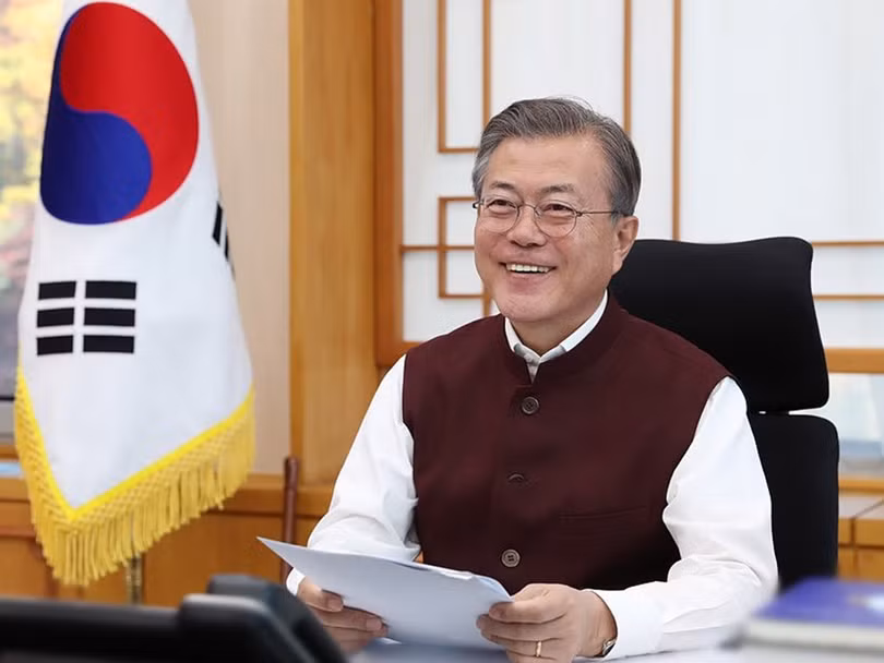 Ngày 31 tháng 10 năm 2018, Tổng thống Hàn Quốc Moon Jae-in, mặc chiếc áo ghi-lê, quà tặng của Thủ tướng Ấn Độ Narendra Modi tại Seoul, Hàn Quốc.