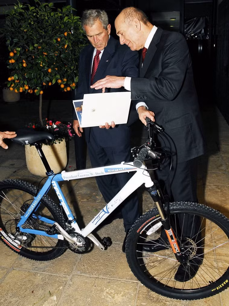 Ngày 16 tháng 5 năm 2008, ông George W. Bush, khi đó là Tổng thống Hoa Kỳ, đã nhận một món quà tặng là chiếc xe đạp từ Thủ tướng Israel Ehud Olmert.