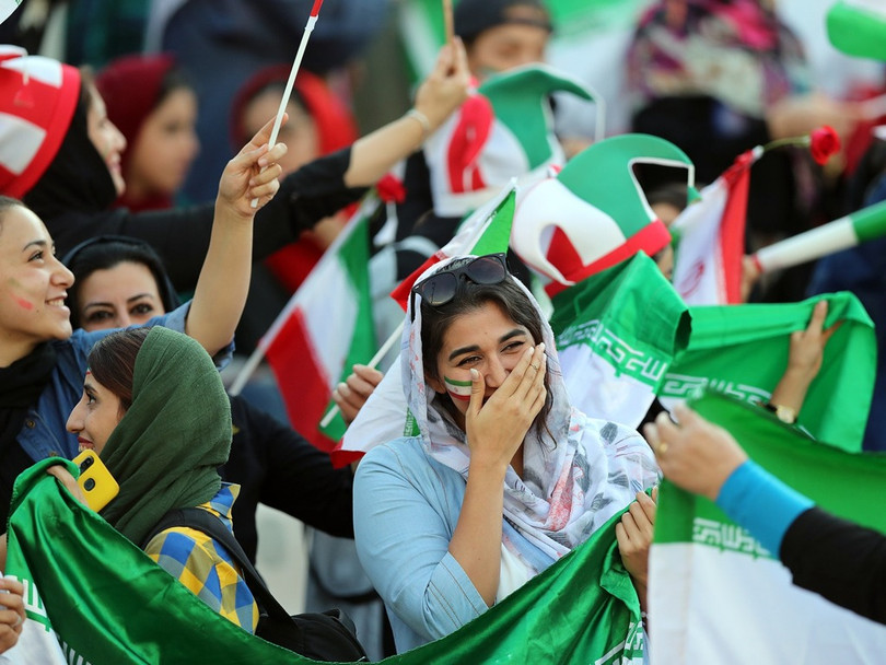 Niềm vui khi được lần đầu vào sân xem thi đấu bóng đá nam