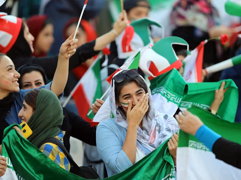 Niềm vui khi được lần đầu vào sân xem thi đấu bóng đá nam