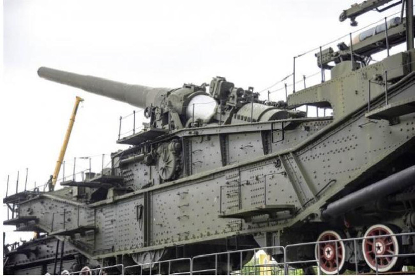 Pháo khổng lồ TM-3-12 cỡ nòng 305mm di chuyển trên đường ray xe lửa của Liên Xô