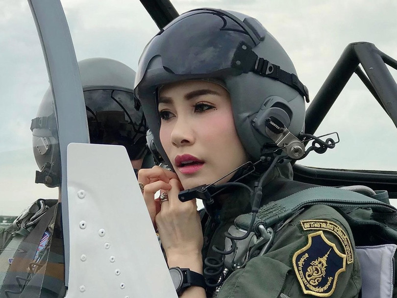 Bà Sineenat Wongvajirapakdi lái máy bay