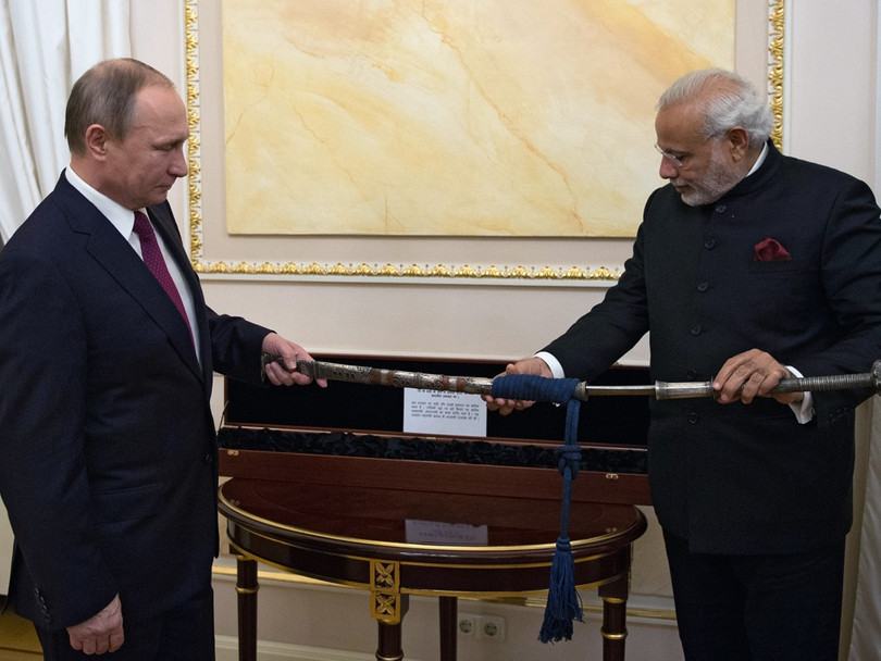 Ngày 23 tháng 12 năm 2015, Thủ tướng Ấn Độ Narendra Modi và Tổng thống Nga Vladimir Putin đã gặp nhau tại Moscow và trao đổi quà tặng. Ông Modi đã nhận được một món quà đặc biệt từ Putin: một thanh kiếm, bao kiếm với một sợi dây màu xanh.