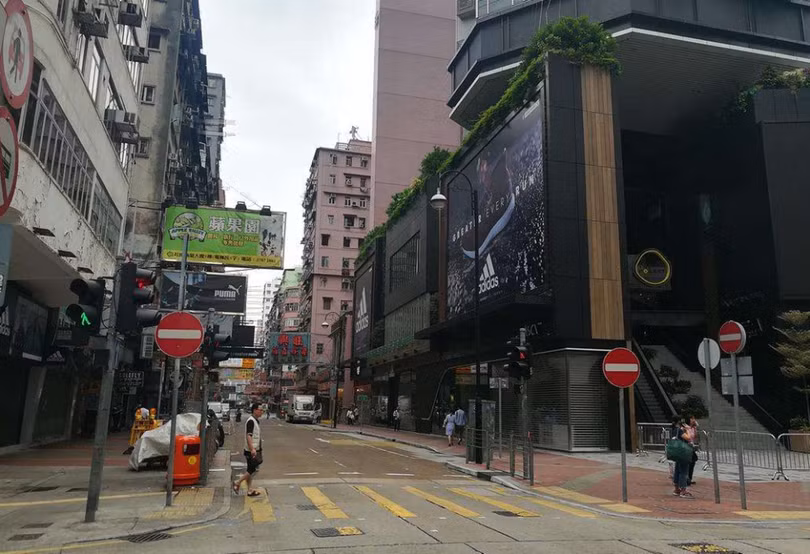 Những khu phố mua sắm trước đây luôn chật ních khách du lịch giờ đây vắng vẻ bởi các cuộc biểu tình, bạo động diễn ra liên miên