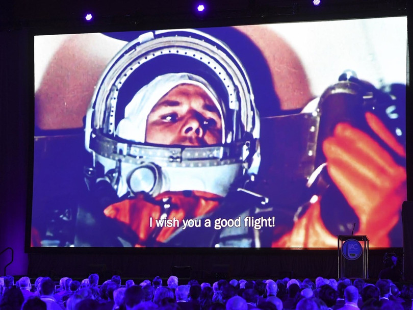 Các đại biểu tưởng niệm Yuri Gagarin, nhà du hành vũ trụ đầu tiên của Trái Đất