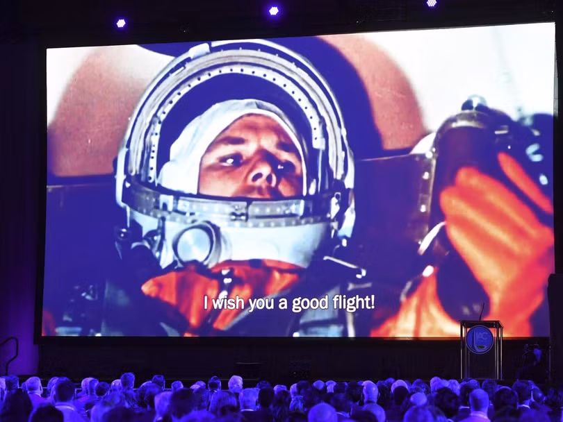 Các đại biểu tưởng niệm Yuri Gagarin, nhà du hành vũ trụ đầu tiên của Trái Đất
