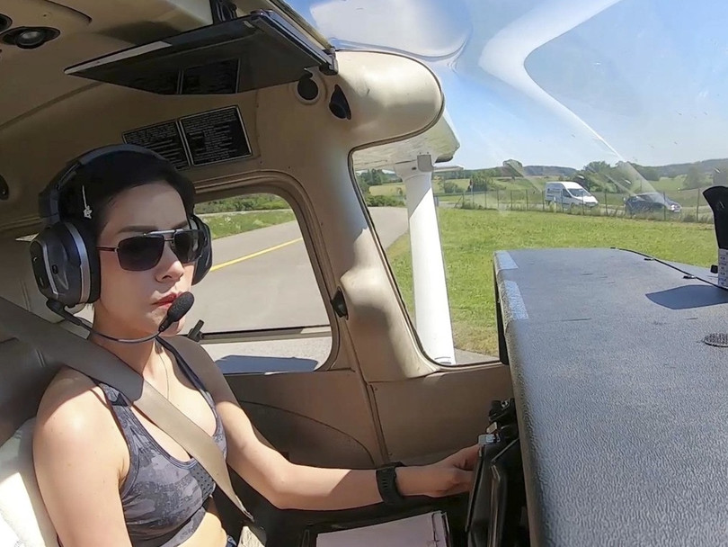 Hoàng quý phi Sineenat Wongvajirapakdi trong trang phục đời thường