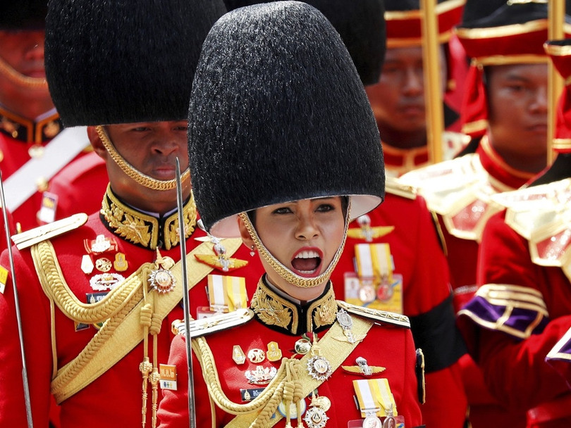 Bà Sineenat Wongvajirapakdi chỉ huy đội cận vệ Hoàng gia