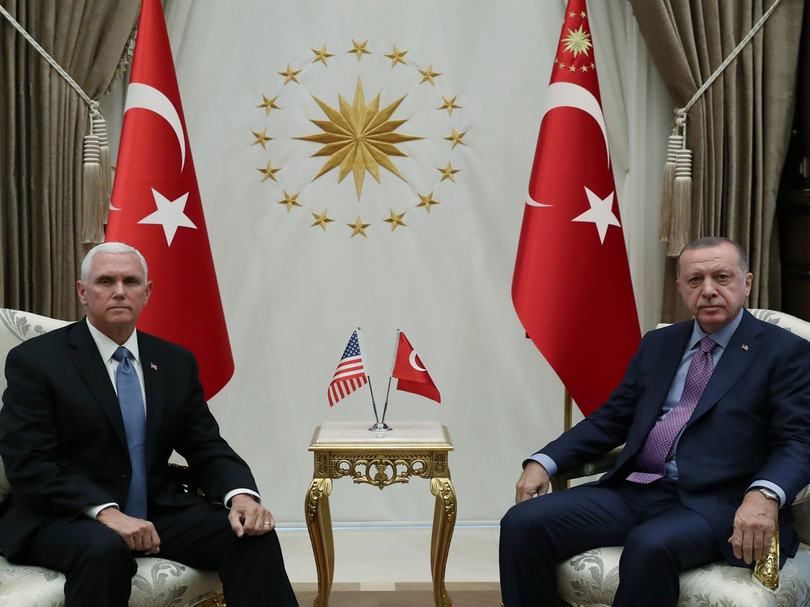 Ông Erdogan tiếp ông Mike Pence mà không có quốc kỳ Mỹ lớn bên cạnh quốc kỳ Thổ Nhĩ Kỳ ở phía sau