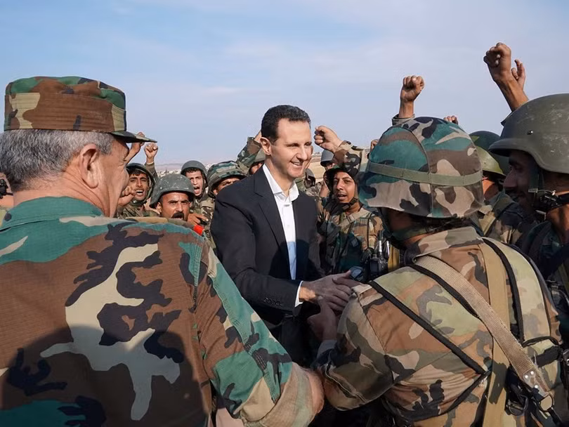 Tổng thống Syria Assad thăm, động viên sư đoàn "Những con Hổ" ở mặt trận tỉnh Idlib ngày 22/10.