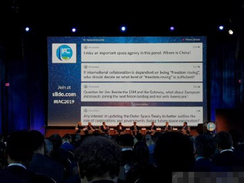 Một số đại biểu dùng điện thoại nhắn tin chất vấn ban tổ chức Đại hội về sự vắng mặt của đoàn đại biểu Trung Quốc