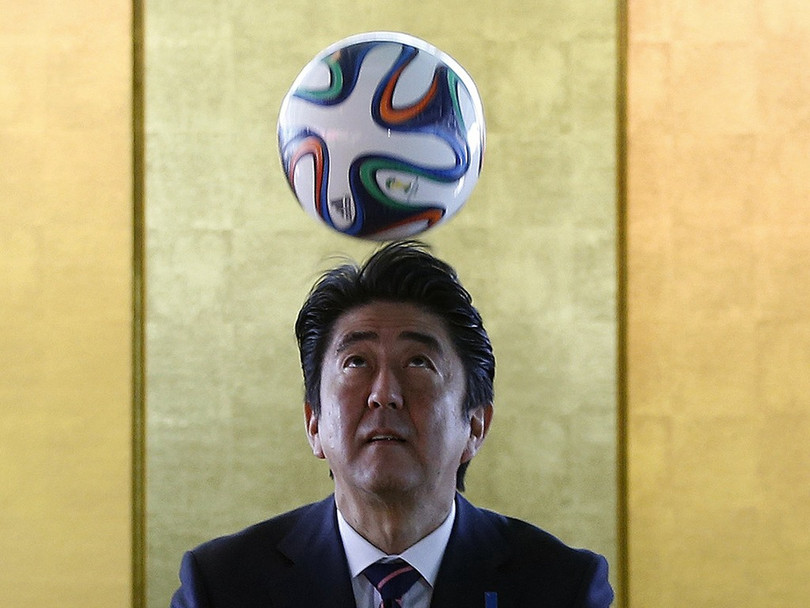 Ngày 1 tháng 8 năm 2014, Thủ tướng Nhật Bản Shinzo Abe, trong chuyến thăm các nước Trung và Nam Mỹ, đã đến Brazil điểm dừng chân cuối cùng của chuyến đi. Tại đây, ông Shinzo Abe đã nhận được món quà là quả bóng có chữ ký của ngôi sao bóng đá Brazil Zico.