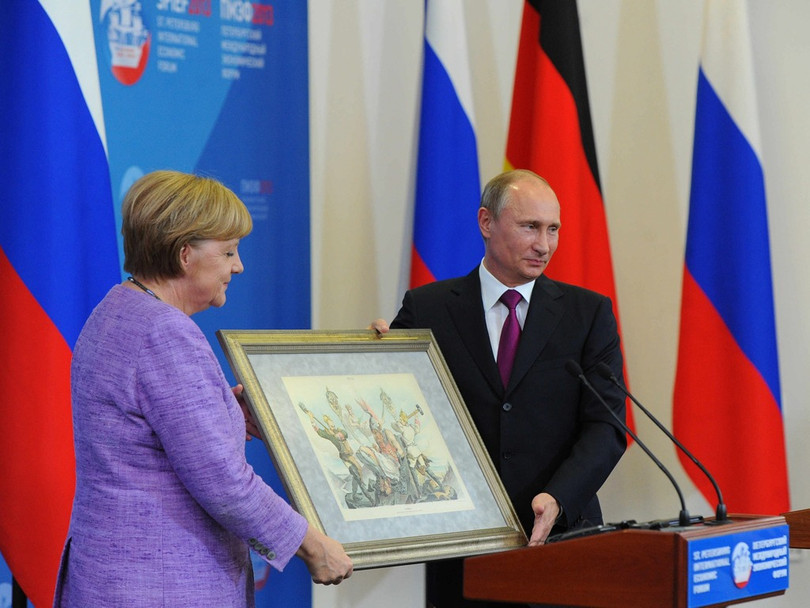 Ngày 21 tháng 6 năm 2013, Thủ tướng Đức Angela Merkel đến Nga để tham gia Diễn đàn kinh tế quốc tế St. Petersburg. Tại đây, bà nhận món quà tặng là một bức tranh thạch bản từ Tổng thống Nga Vladimir Putin.
