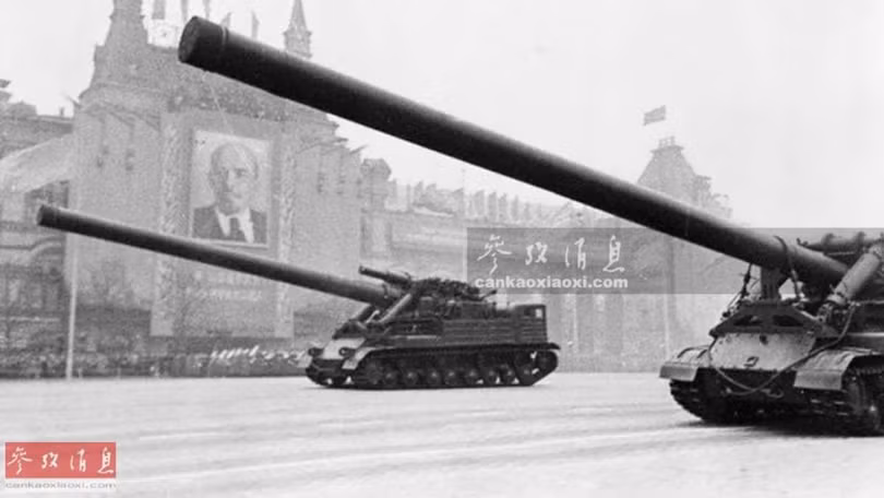 Siêu pháo tự hành 2A3 cỡ nòng 406mm của Liên Xô trong cuộc diễu binh trên Quảng trường Đỏ năm 1957 Siêu pháo tự hành 2A3 cỡ nòng 406mm của Liên Xô trong cuộc diễu binh trên Quảng trường Đỏ năm 1957