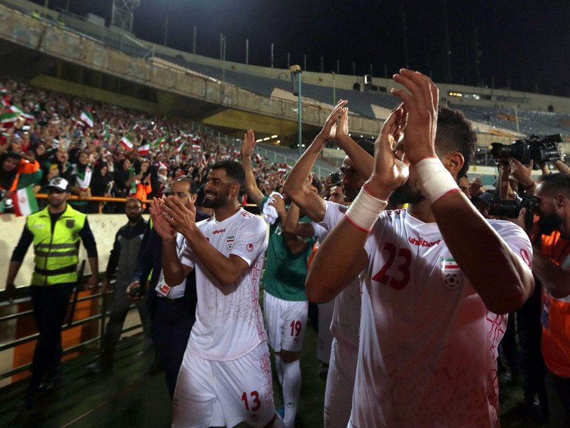 Các cầu thủ đội tuyển Iran tới cám ơn các nữ cổ động viên