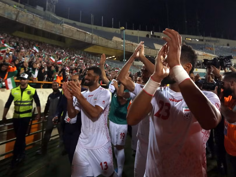 Các cầu thủ đội tuyển Iran tới cám ơn các nữ cổ động viên