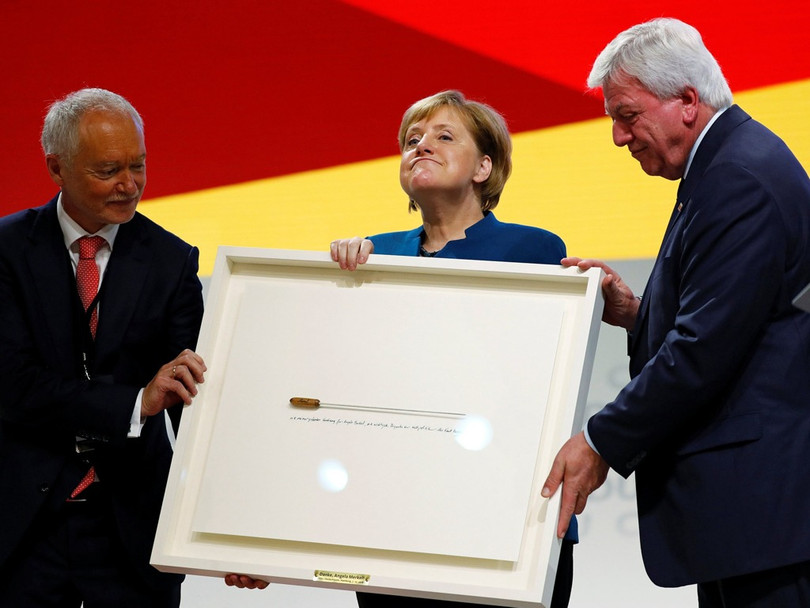 Ngày 7 tháng 12 năm 2018, tại Đại hội Đảng Dân chủ Thiên chúa giáo (CDU) ở Hamburg, Đức; các đảng viên đã trao cho Thủ tướng Đức Merkel chiếc gậy chỉ huy của nhạc trưởng nổi tiếng Kent Nagano như một món quà chia tay.