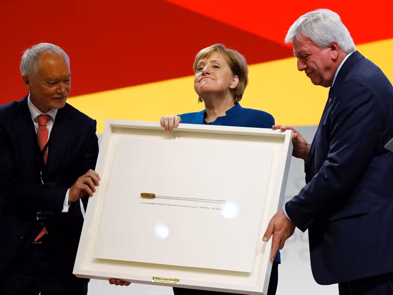 Ngày 7 tháng 12 năm 2018, tại Đại hội Đảng Dân chủ Thiên chúa giáo (CDU) ở Hamburg, Đức; các đảng viên đã trao cho Thủ tướng Đức Merkel chiếc gậy chỉ huy của nhạc trưởng nổi tiếng Kent Nagano như một món quà chia tay.