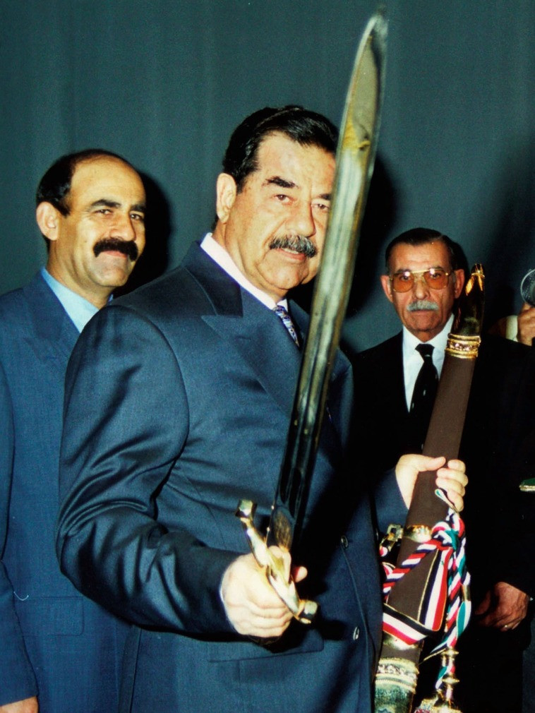 Ngày 17 tháng 10 năm 2002, ông Saddam Hussein, lúc đó là Tổng thống Iraq, trước khi tuyên thệ nhậm chức đã khoe thanh bảo kiếm mà ông được tặng.