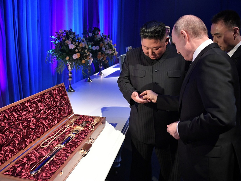 Ngày 25 tháng 4 năm 2019, sau khi Tổng thống Nga Vladimir Putin và nhà lãnh đạo Triều Tiên Kim Jong-un kết thúc cuộc hội đàm riêng tại Vladivostok. Tại tiệc chiêu đãi của Nga dành cho ông Kim Jong-un, hai ông đã trao đổi quà tặng. Ông Kim Jong-un tặng ông Putin một thanh bảo kiếm Triều Tiên. Ông Kim Jong-un nói: “Đây là món quà tôi đã chuẩn bị cho Ngài ... Nó đại diện cho sức mạnh hỗ trợ Ngài và linh hồn của tôi và nhân dân chúng tôi”.