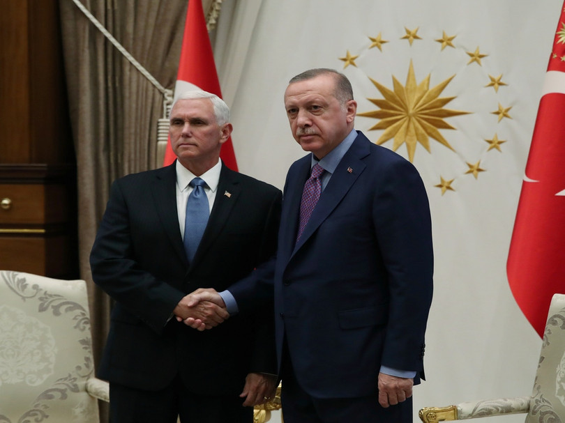 Hai ông Mike Pence và Recep Tayyip Erdogan bắt tay nhau nhưng rất lạnh lùng