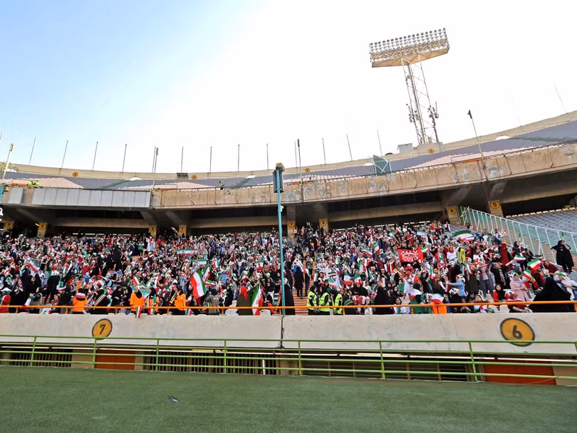 Khu vực các nữ cổ động viên ngồi được quây riêng, cách khu khán giả nam 200 mét