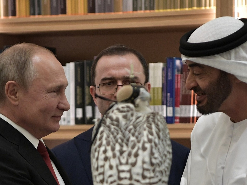 Tổng thống Nga Putin tặng chim Ưng Kamchatka cho Quốc vương Salman của Ả Rập Saudi Tổng thống Nga Putin tặng chim Ưng Kamchatka cho Quốc vương Salman của Ả Rập Saudi