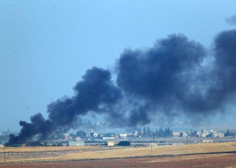 Nhà cửa của người Syria bị cháy do trúng bom của quân đội Thổ Nhĩ Kỳ