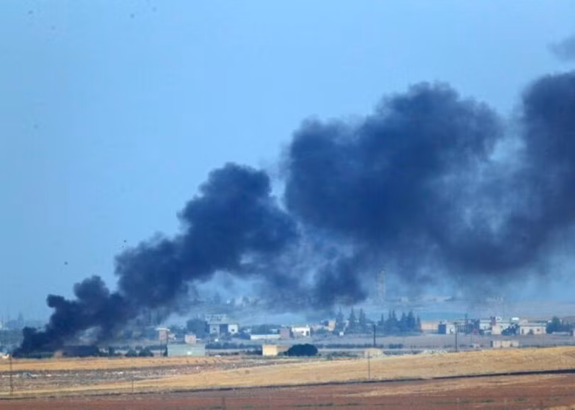 Nhà cửa của người Syria bị cháy do trúng bom của quân đội Thổ Nhĩ Kỳ