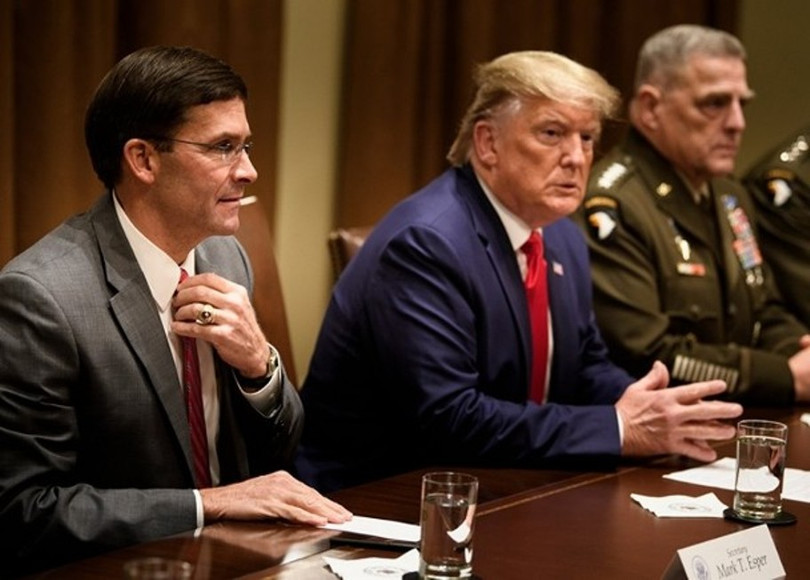 Ông Donald Trump và Bộ trưởng Quốc phòng Mark Esper trao đổi về tình hình Syria hôm 13/10