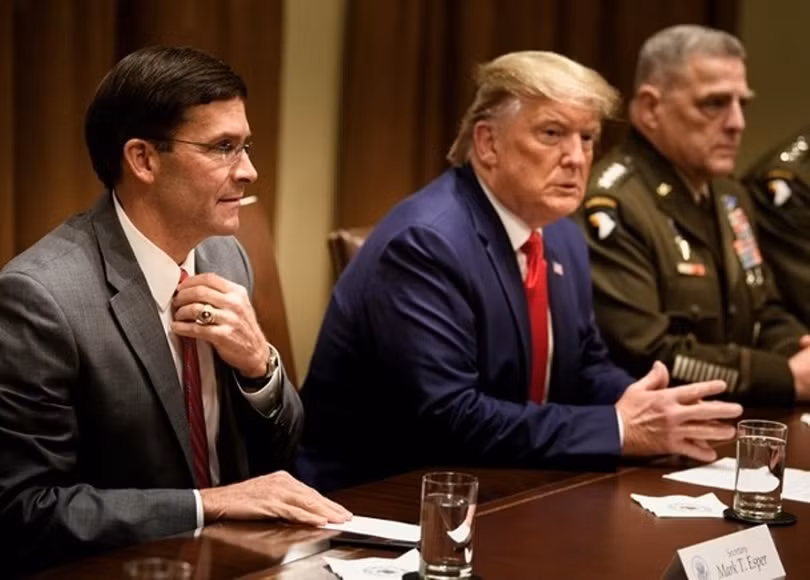 Ông Donald Trump và Bộ trưởng Quốc phòng Mark Esper trao đổi về tình hình Syria hôm 13/10
