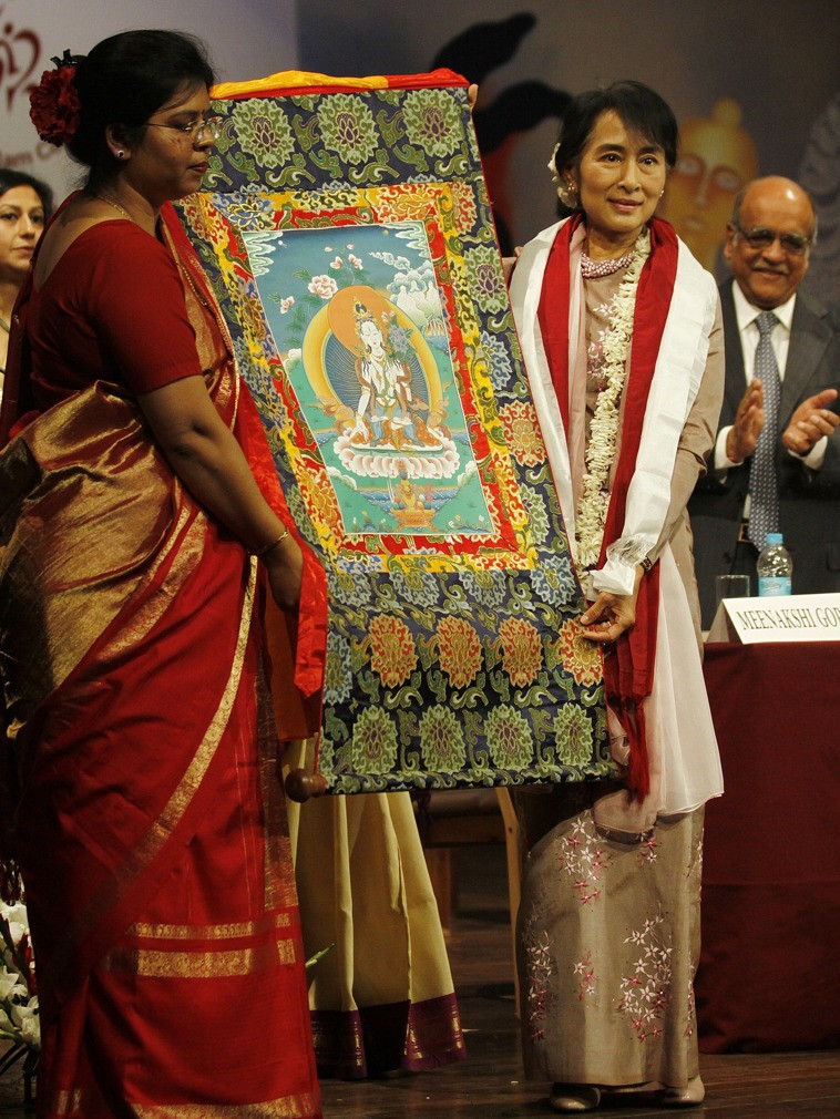 Ngày 16 tháng 11 năm 2012, bà Aung San Suu Kyi khi đó là nhà lãnh đạo phe đối lập Myanmar đã đến thăm Ấn Độ. Tại Trường Cao đẳng Phụ nữ Slyland, bà nhận được quà tặng là một tấm thảm Thangka.