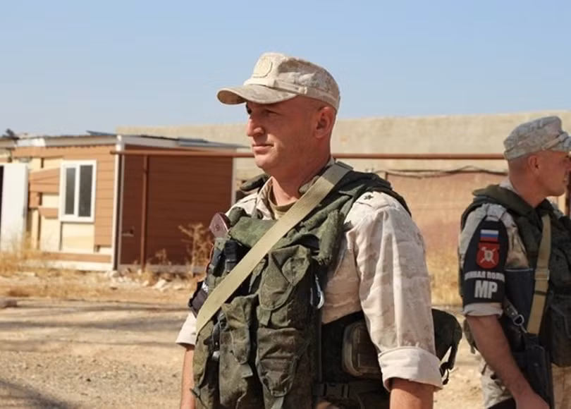 Quân cảnh Nga tuần tra, canh gác một vị trí quân sự sau khi lực lượng người Kurd rút đi