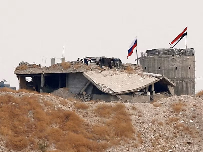 Quốc kỳ Nga và Syria được treo tại một đồn binh cũ của lực lượng người Kurd ở biên giới Syria - Thổ Nhĩ Kỳ