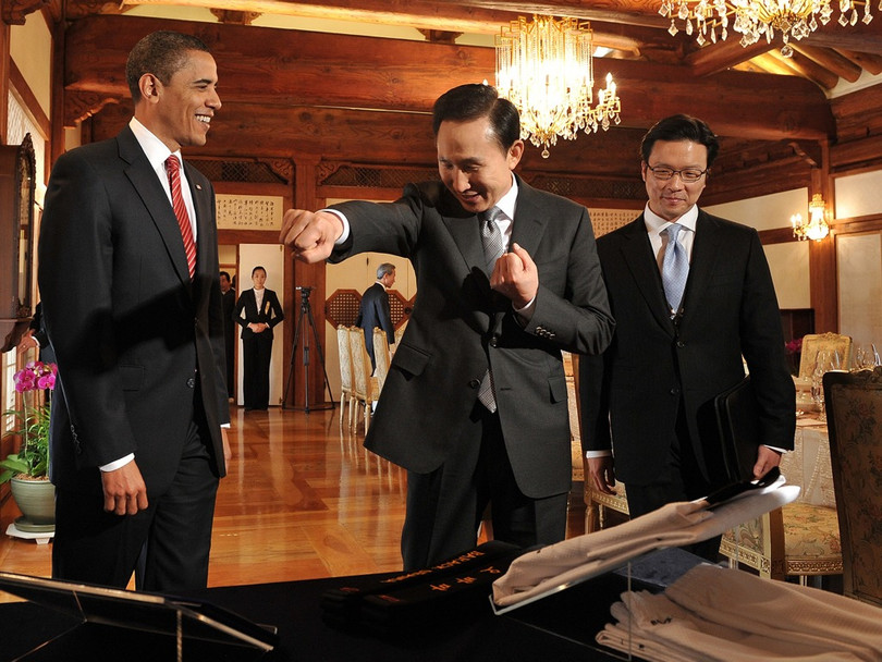 Ngày 19 tháng 11 năm 2009, ông Barack Obama, khi đó là tổng thống Hoa Kỳ khi tới thăm Hàn Quốc đã học các thế võ taekwondo từ Tổng thống Lee Myung-bak. Ông Lee Myung-bak đã tặng ông Obama một bộ võ phục Taekwondo và đai đen.