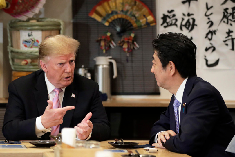 Thủ tướng Nhật Bản Shizo Abe và Tổng thống Mỹ Donald Trump. Ảnh: VOX Thủ tướng Nhật Bản Shizo Abe và Tổng thống Mỹ Donald Trump. Ảnh: VOX