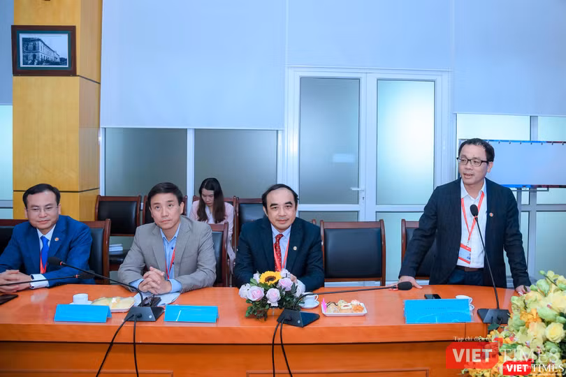 GS. TS Tạ Thành Văn – Hiệu trưởng Trường Đại học Y Hà Nội - phát biểu tại lễ ký kết