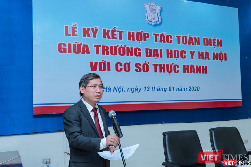 PGS.TS. Vũ Nam – Giám đốc Bệnh viện Y học Cổ truyền Trung ương - bày tỏ: Được hợp tác toàn diện với Trường Đại học Y Hà Nội là niềm vinh dự của 5 bệnh viện. PGS.TS. Vũ Nam – Giám đốc Bệnh viện Y học Cổ truyền Trung ương - bày tỏ: Được hợp tác toàn diện với Trường Đại học Y Hà Nội là niềm vinh dự của 5 bệnh viện.