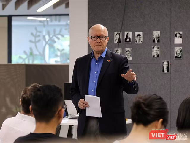 Larry Berman đang kể lại cuộc gặp gỡ định mệnh với điệp viên hoàn hảo Phạm Xuân Ẩn trong chuyến trở lại Việt Nam gần nhất, năm 2018, tại TP.HCM.