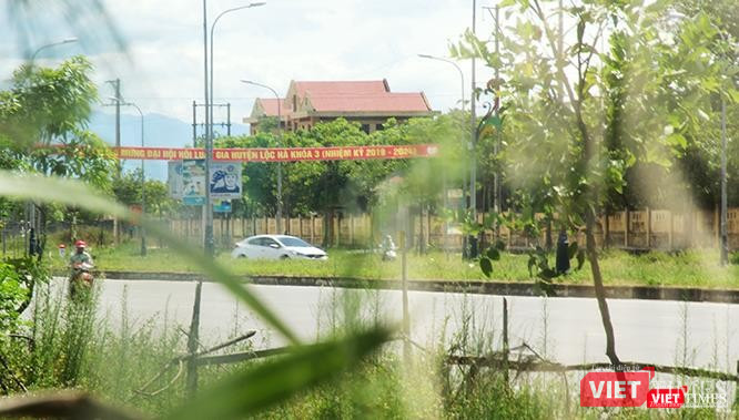 Không lẽ ở huyện Lộc Hà (Hà Tĩnh), xe máy đi theo luật giao thông đường bộ, còn ô tô có hẳn một luật riêng?