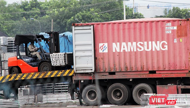 Xe nâng mỗi lần chỉ vận chuyển được một khối lượng hàng khiêm tốn như vậy.