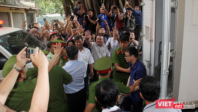 Bị cáo Trương Văn Út (cựu Phó trưởng Phòng Quản lý đất, Sở TN&MT TPHCM) (áo xanh, đeo kính) đang rời khỏi xe dẫn phạm nhân, vào phòng xét xử. Ảnh: GVT.