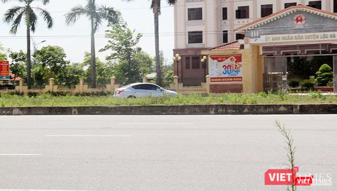 Một đồng nghiệp không ngần ngại bình luận: "đường của dân nay thành sân nhà quan", khi chứng kiến những hình ảnh lái xe không giống ai này ở huyện Lộc Hà (Hà Tĩnh).