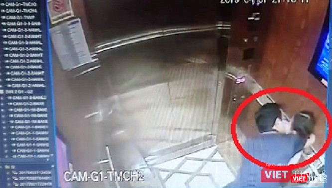 Ảnh cắt từ clip do camera thang máy chung cư ghi lại cảnh dâm ô với trẻ em của bị can Nguyễn Hữu Linh.