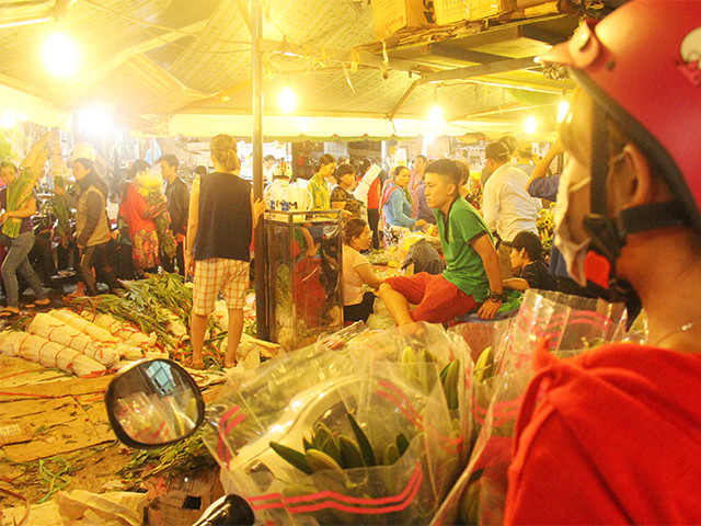 Ngắm chợ hoa Hồ Thị Kỷ lúc nửa đêm, mới thấy thành phố này gần như chưa bao giờ ngủ tại những chợ đầu mối như thế này. Ngắm chợ hoa Hồ Thị Kỷ lúc nửa đêm, mới thấy thành phố này gần như chưa bao giờ ngủ tại những chợ đầu mối như thế này.