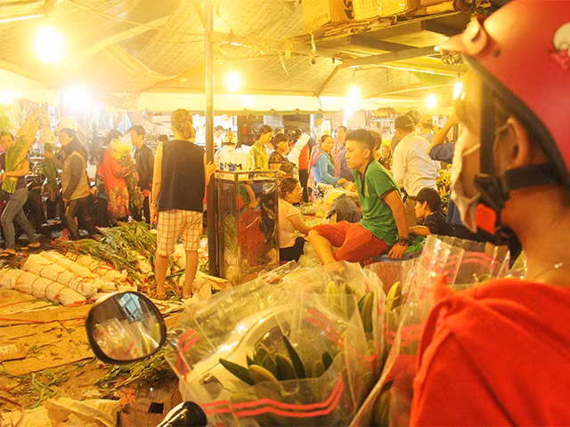 Ngắm chợ hoa Hồ Thị Kỷ lúc nửa đêm, mới thấy thành phố này gần như chưa bao giờ ngủ tại những chợ đầu mối như thế này.