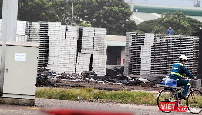 Kho nhôm trong cảng cảng PTSC Phú Mỹ đang được dịch chuyển đi địa điểm khác. Đích đến là trụ sở công ty Nhôm Toàn cầu ở Khu công nghiệp Mỹ Xuân B1 – Conac.