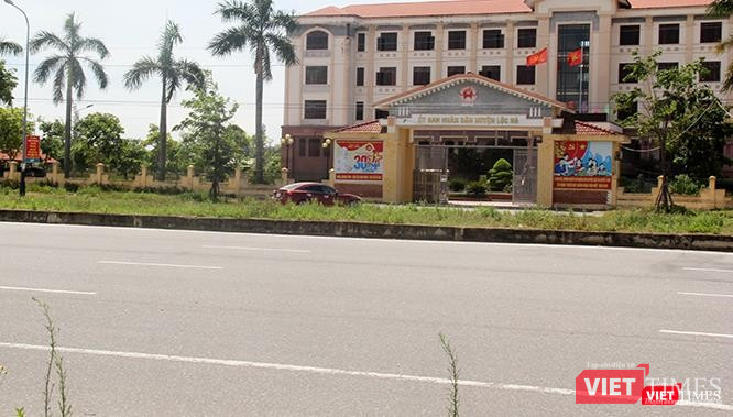 Tiết kiệm được một đoạn đường vào UBND huyện này, là nguy cơ tai nạn tiềm ẩn bởi sự liều lĩnh.