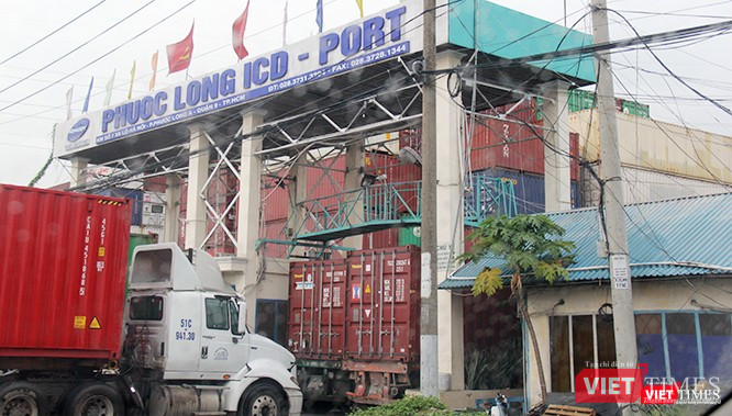 Sau khi rời trụ sở công ty này, chiếc đầu kéo kéo 2 cái thùng container, một rỗng một đóng kín đó không phải hướng về phía cảng Phú Mỹ như chúng tôi phán đoán. Hướng di chuyển của chiếc xe container này là hướng về TP.HCM, đích đến cuối cùng là cảng Phước Long ICD Port (số 7 xa lộ Hà Nội, phường Phước Long A, Q.9, TP.HCM). Ở phía trong chiếc thùng container đóng kín chở gì thì chúng tôi không thể đoán được.